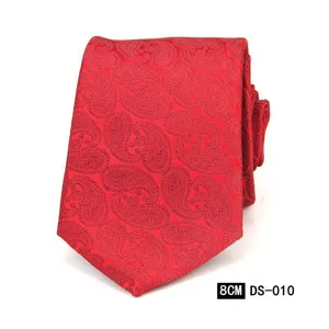 Detalle de corbata roja con patron paisley, diseno jacquard clasico para uso empresarial.