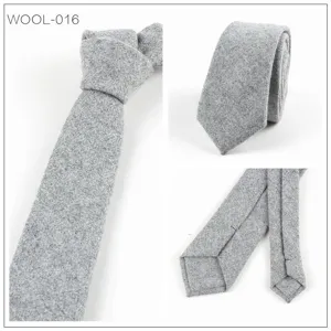 Corbata estrecha de lana gris para hombre, textura elegante para negocios y uso diario.