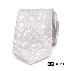 Vista detallada de la corbata de hombre gris con patrón de cachemira para bodas.