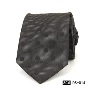 Primer plano de corbata de negocios gris oscura con lunares, ancho 8 cm, plegada.