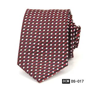 Vista detallada de una corbata roja y negra de 8 cm con lunares blancos para hombres.