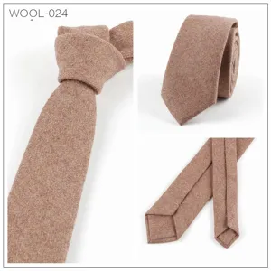 Detalle de corbata estrecha de lana marrón, mostrando tejido texturizado y costuras traseras.