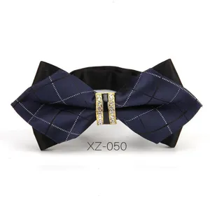 Papillon uomo blu scuro a quadri con fibbia centrale in cristallo strass per matrimoni ed eventi.