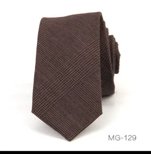 Corbata estrecha a cuadros marrones primer plano detalle, accesorio traje de negocios.
