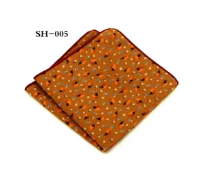 Vista detallada de un elegante pañuelo de bolsillo para hombre marrón con estampado floral y bordes.