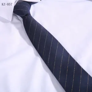 Vista dettagliata della bellissima cravatta blu scuro da uomo con eleganti righe dorate.