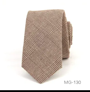 Primer plano detallado de la corbata estrecha de hombre a cuadros marrones, clásico.