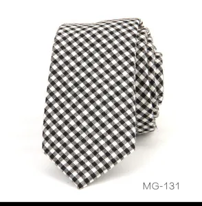 Corbata de hombre a cuadros vichy en blanco y negro, corbata slim de negocios detalle.
