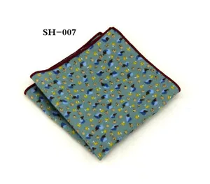 Vista detallada de pañuelo de bolsillo para hombre en algodón con estampado floral fino.
