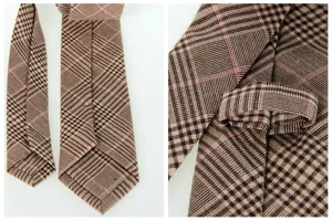 Vista detallada de la corbata estrecha de cuadros marrones para hombre con patrón clásico.