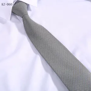 Dettaglio cravatta da uomo con motivo pied-de-poule classico in bianco e nero per abito.