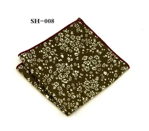 Primer plano detallado del pañuelo de bolsillo de algodón oscuro con delicado diseño floral.