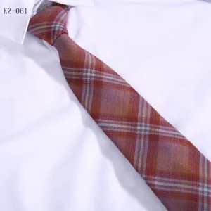 Elegante cravatta da uomo a quadri rosso-marrone con righe blu, perfetta per lavoro e matrimoni.