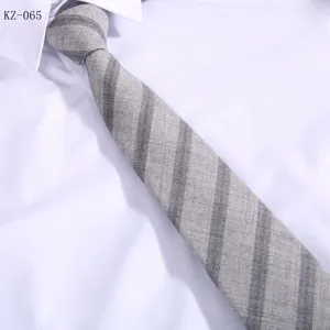 Elegante cravatta da uomo con motivo a righe grigie, ideale per lavoro e matrimoni.