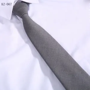 Dettaglio cravatta da uomo grigia classica, perfetta per abiti formali, matrimoni e ufficio quotidiano.