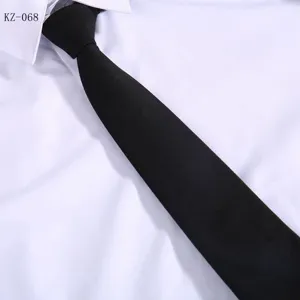 Classica cravatta nera da uomo tinta unita, ideale per abbigliamento formale da lavoro.
