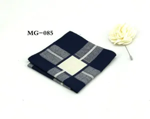 Dunkelblaue Baumwoll-Karomode-Einstecktuch für Herren, elegantes Anzug-Accessoire Detail.