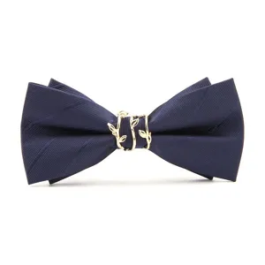Gros-plan d'un nœud papillon rayé bleu marine avec détail d'anneau en métal feuille d'or