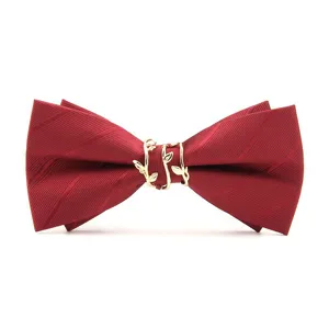 Gros plan d'un nœud papillon rayé rouge pour homme avec boucle en métal doré.