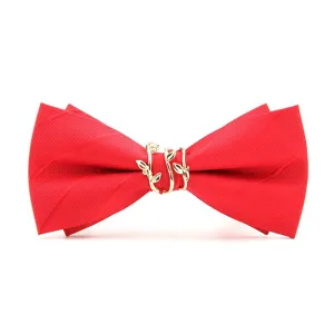 Nœud papillon rayé rouge pour homme avec boucle métallique en feuille d'or pour mariage.