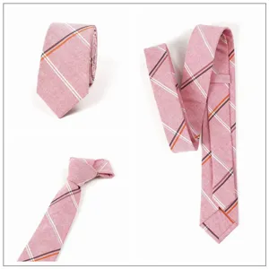 Vista detallada de corbata de algodón a cuadros rosas, diseño delgado casual y elegante.