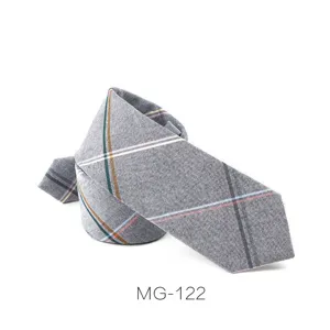 Corbata de cuadros estrecha para hombre, estilo de negocios y británico casual de estudiante.