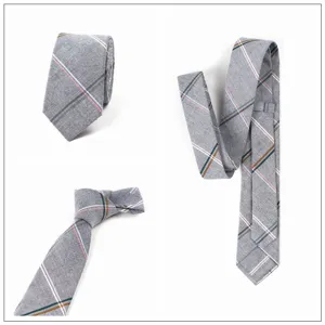 Corbata estrecha de hombre en algodón gris con patrón de cuadros para negocios y uso casual.