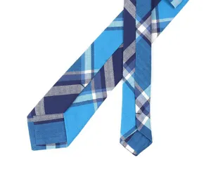 Detalle corbata delgada de cuadros azules, estilo británico clásico corbata de negocios.