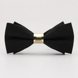 Vue de détail d'un nœud papillon homme rayé noir avec un anneau central en métal doré.