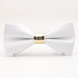 Nœud papillon blanc de marié avec anneau en métal doré, accessoire de costume chic homme.