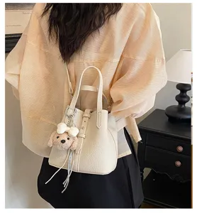 Elegante Damen Eimer Tasche aus Leder mit niedlichem Welpen Anhänger, schicke Schultertasche.
