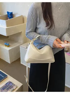 Chique witte minimalistische schoudertas voor dames, stijlvolle tas voor dagelijks gebruik.