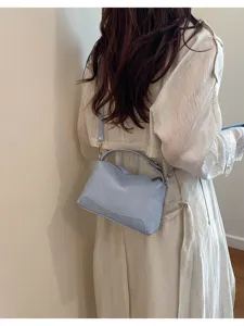 Gedetailleerd overzicht van stijlvolle lichtblauwe dames schouder- en crossbodytas voor dagelijks.