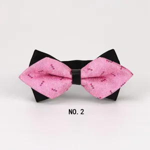 Nahaufnahme des rosa glitzernden Fliegen-Details in Nahansicht mit schwarzem Satin und Lederring.