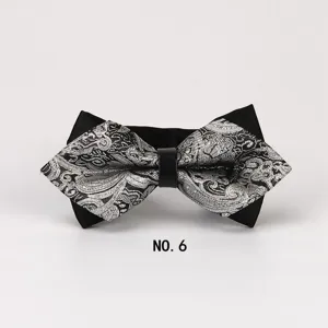 Detailaufnahme der spitz zulaufenden Herrenschleife mit schwarz-silbernem Paisley-Muster.