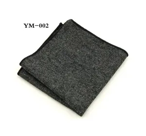 Detailopname van een donkergrijze tweed pochet, toont de fijne textuur en nette vouw.