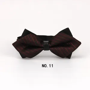 Elegante spitz zulaufende Herrenfliege mit rot-schwarzen Streifen für Hochzeit und formelle Mode.