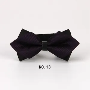 Detaillierte Ansicht der spitzen Fliege für Herren mit violettem gestreiftem Design.
