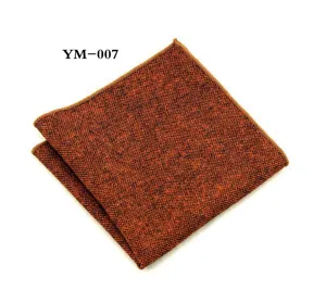 Detailopname van een klassiek bruine tweed pochet voor heren, netjes opgevouwen en getextureerd.