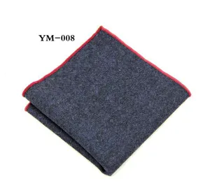 Heren wol pochet detailweergave, donkerblauwe zakdoek met rode opgerolde rand.