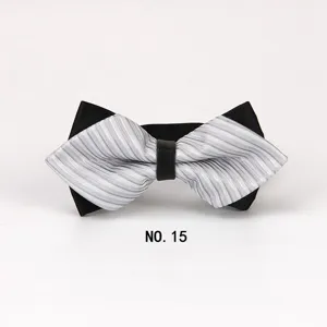 Herren Fliege mit spitzem Ende und schwarz-silbernen Streifen, ideal für Hochzeiten und Anlässe.