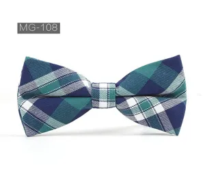 Gros plan detaille sur un noeud papillon elegant en coton aux motifs bleus et verts.