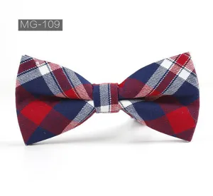 Noeud papillon classique en coton a carreaux rouges et bleus, style britannique chic.