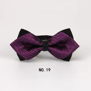 Detailaufnahme einer stilvollen lila gestreiften Spitzfliege für Herren, elegantes Hochzeitsaccessoire.