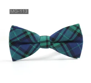 Détail de nœud papillon en coton écossais vert et bleu pour homme, style britannique chic.