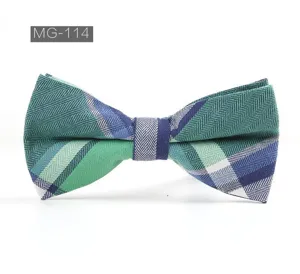 Vue détaillée d'un nœud papillon en coton à carreaux style britannique pour homme, idéal quotidien.