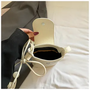 Details der stilvollen weißen Mini-Umhängetasche, ideal für den Alltag und Smartphones.