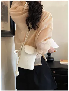Schicke weiße Mini Umhängetasche mit Faltenoptik und süßem Kordelzug Detail für Damen.