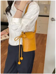 Sommer trendige gelbe Mini Beuteltasche für Damen, stilvolle Umhängetasche mit Kugeln.