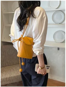 Damen kleine gelbe Eimer Tasche Leder Umhängetasche mit Kordelzug und Bällen Stil